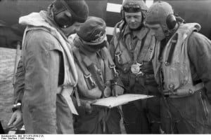 Briefing pilotes © Bundesarchiv, Bild 101I-373-2619-21A / Seuffert / CC-BY-SA